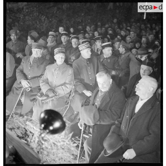 Le général d'armée Huntziger assiste à un spectacle de fin d'année, il est accompagné d'un autre officier général.