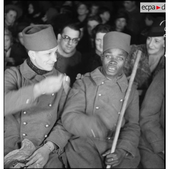 Portrait de groupe de spectateurs de la 2e armée qui assistent à un spectacle de fin d'année.