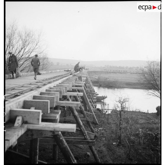 Construction d'un pont en bois sur la Meuse, probablement par les sapeurs du 6e RG (régiment du Génie).
