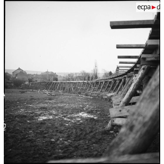 Plan général du pont de bois qui enjambe la Meuse en cours de construction par les sapeurs du 6e RG.