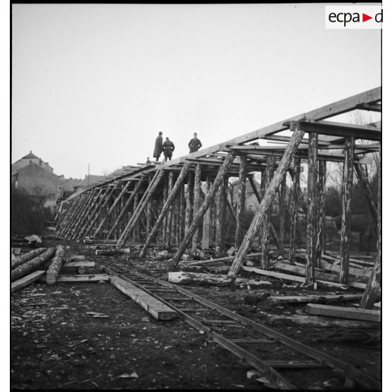 Plan général du pont de bois qui enjambe la Meuse en cours de construction par les sapeurs du 6e RG.