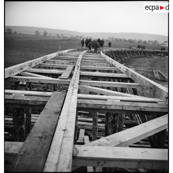 Plan général du pont de bois qui enjambe la Meuse en cours de construction par les sapeurs du 6e RG.