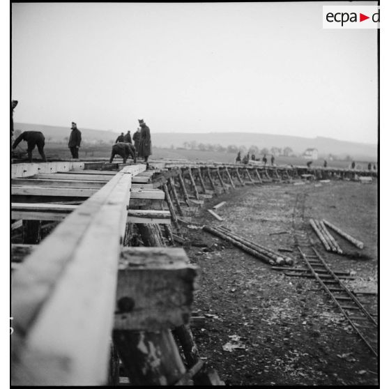 Construction d'un pont en bois sur la Meuse, probablement par les sapeurs du 6e RG (régiment du Génie).