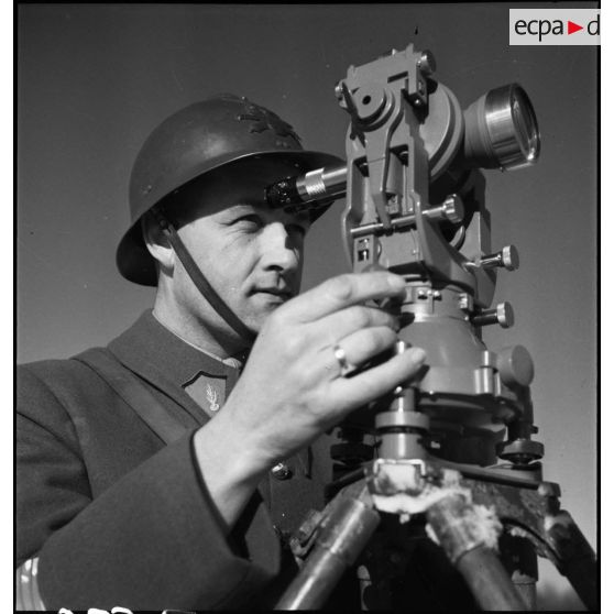 Portrait d'un lieutenant artilleur de la 2e armée qui effectue une visée avec un théodolite.
