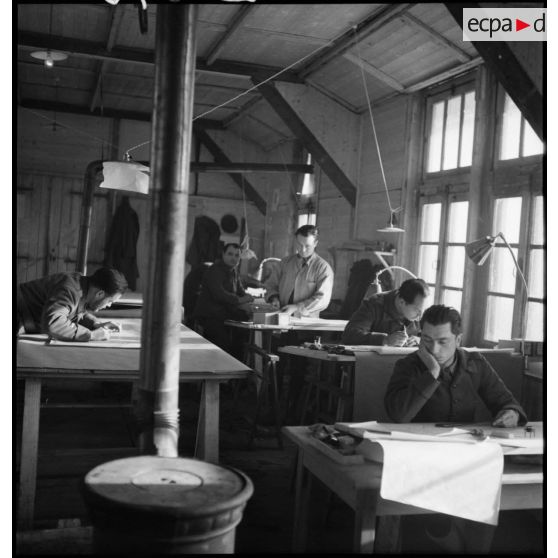 Plan général d'une salle de dessins où les relevés topographiques sont transcrits sur cartes.