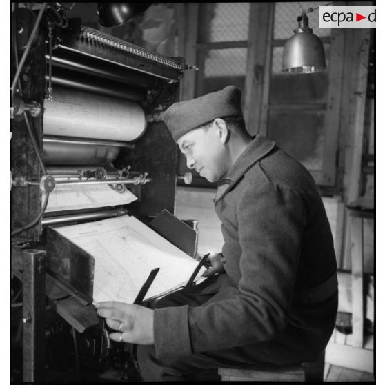 Plan moyen d'une salle de dessins où les relevés topographiques sont transcrits sur cartes.