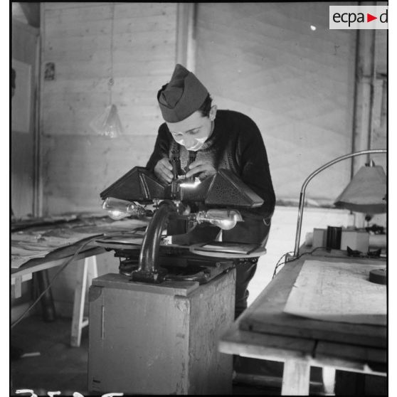 Plan moyen d'une salle de dessins où les relevés topographiques sont transcrits sur cartes.