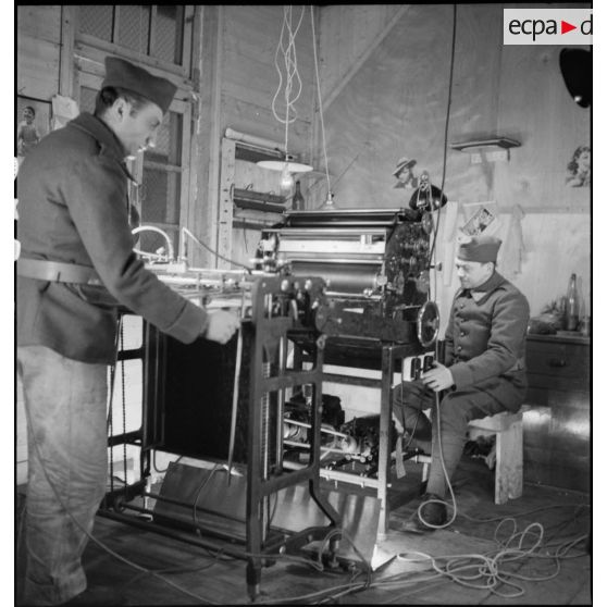 Plan moyen d'une salle de dessins où les relevés topographiques sont transcrits sur cartes.