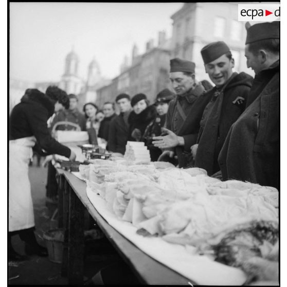 Scène de rue à Sedan en février 1940 un jour de marché.