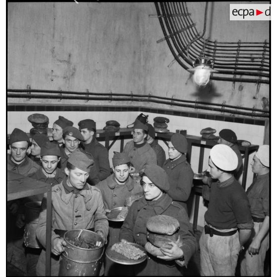 Des soldats du 155e RIF et peut-être du 17e RA perçoivent des repas dans l'une des casemates de l'ouvrage de Velosnes.