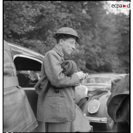 Portrait du journaliste américain Knickerbooker photographié en plan américain de profil.