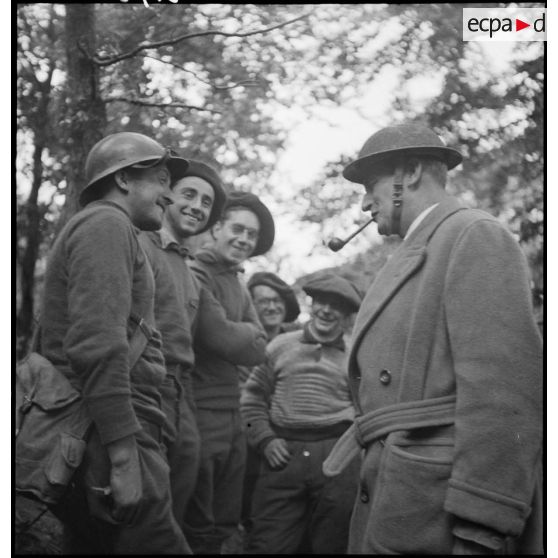 Un journaliste américain discute avec des soldats français de la 2e armée.