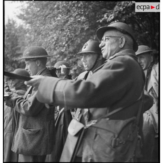 Un journaliste américain discute avec des soldats français de la 2e armée.