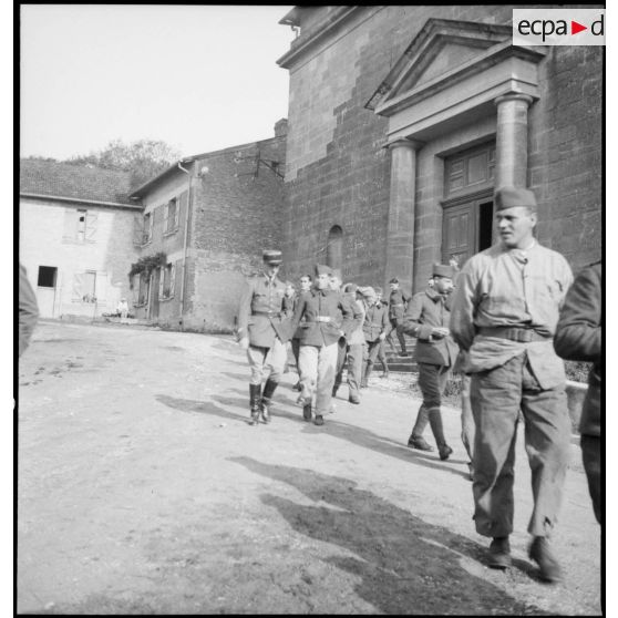 Des soldats de la 2e armée se déplacent dans une des rues d'un village.