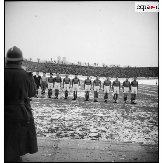 Avant match d'une rencontre amicale entre des équipes militiaires de football française et anglaise.