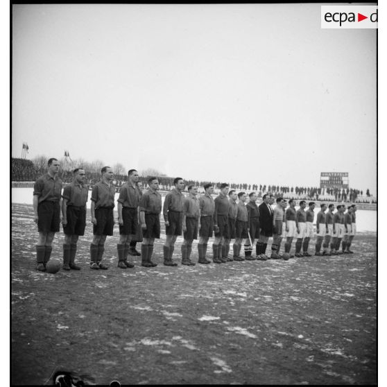 Avant match d'une rencontre amicale entre des équipes militaires de football française et anglaise.