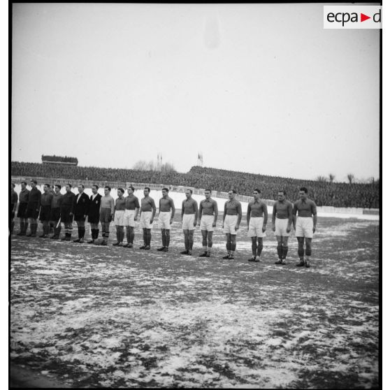 Avant match d'une rencontre amicale entre des équipes militiaires de football française et anglaise.