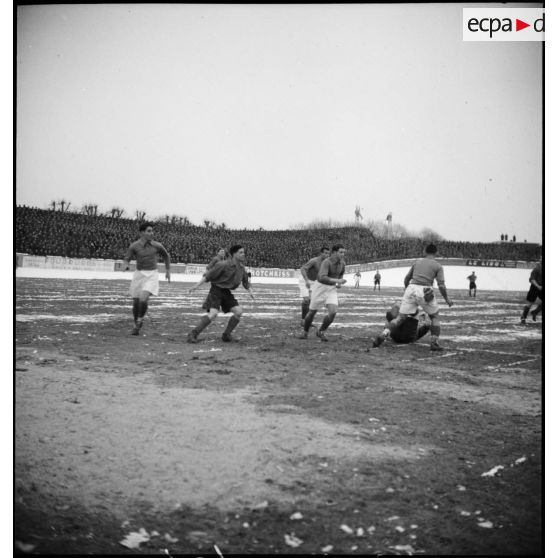 Match amical de football entre des équipes militaires française et anglaise.