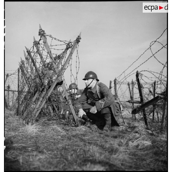 Un sergent de la 2e armée observe le terrain lors d'une patrouille en première ligne près de Velosnes.