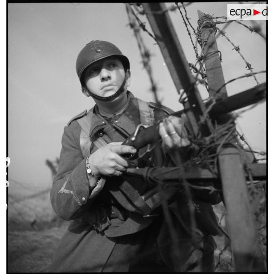 Portrait d'un sergent de la 2e armée qui observe le terrain lors d'une patrouille en première ligne près de Velosnes.