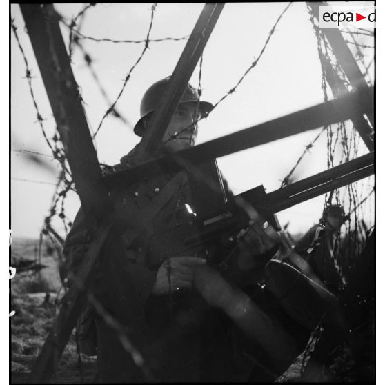 Portrait d'un soldat de la 2e armée qui observe le terrain lors d'une patrouille en première ligne.