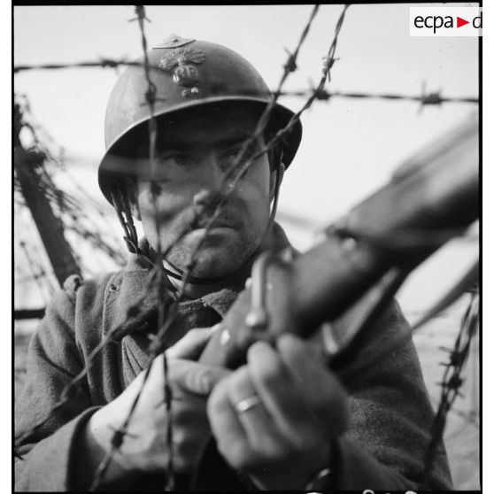 Portrait d'un soldat de la 2e armée qui observe le terrain lors d'une patrouille en première ligne près de Velosnes.