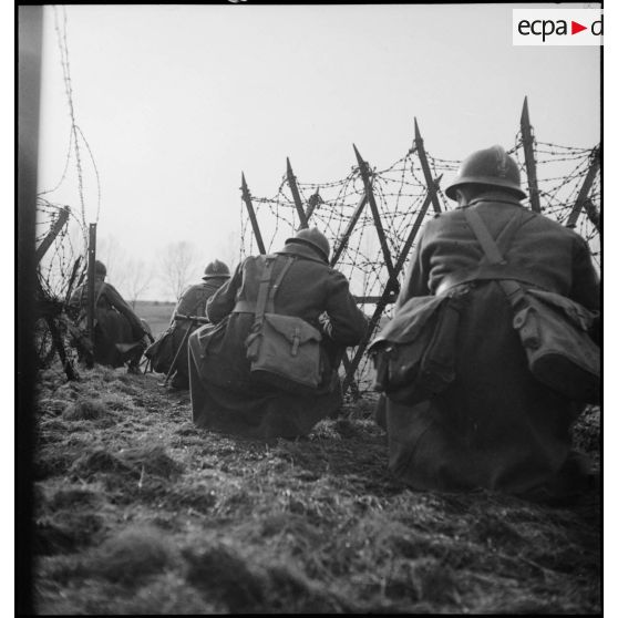 Photographie de groupe de soldats de la 2e armée qui observent le terrain lors d'une patrouille en première ligne.