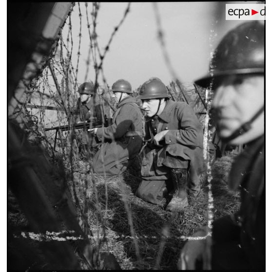 Photographie de groupe de soldats de la 2e armée qui observent le terrain lors d'une patrouille en première ligne.