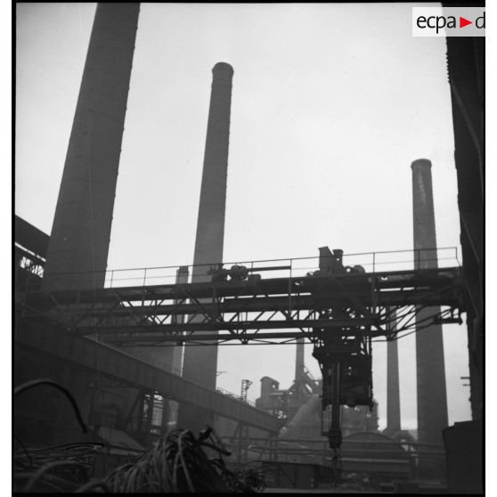 Plan général d'une grue portique à l'extérieur de l'usine du Creusot.