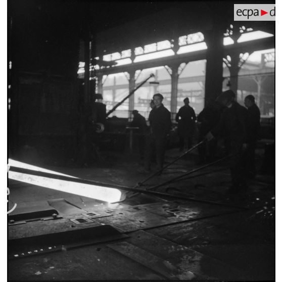 Plan général d'une coulée de métal à l'intérieur de l'usine du Creusot.