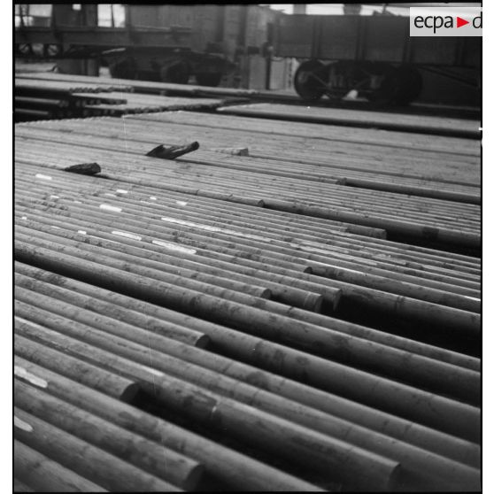 Plan général de tubes de métal à l'intérieur de l'usine du Creusot.
