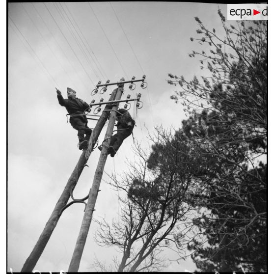 Des soldats de la 2e armée installent des câbles téléphoniques.