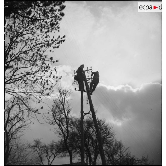 Des soldats de la 2e armée installent des câbles téléphoniques.