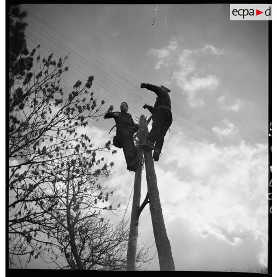 Des soldats de la 2e armée installent des câbles téléphoniques.