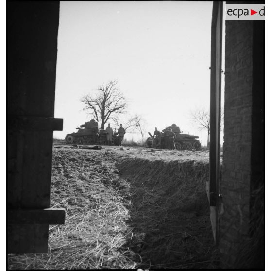 Plan général de profil de chars légers Hotchkiss M35/39 H de la 2e armée en colonne sur un chemin.