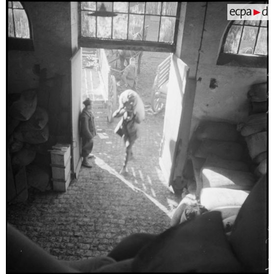 Des soldats déchargent un camion dans un centre de l'intendance de la 2e armée.