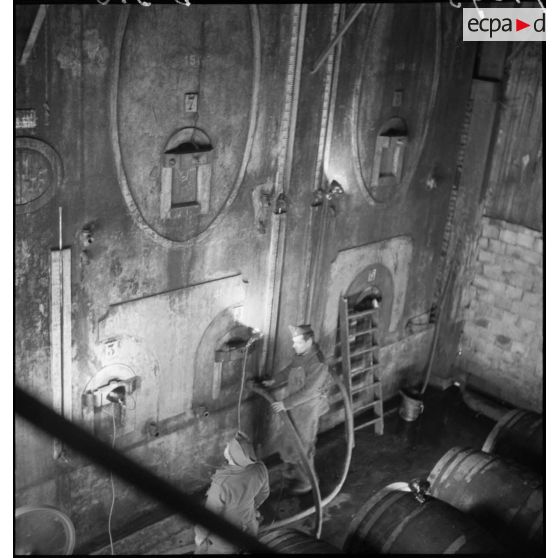 Vue intérieure du magasin à vin d'un centre de l'intendance de la 2e armée.