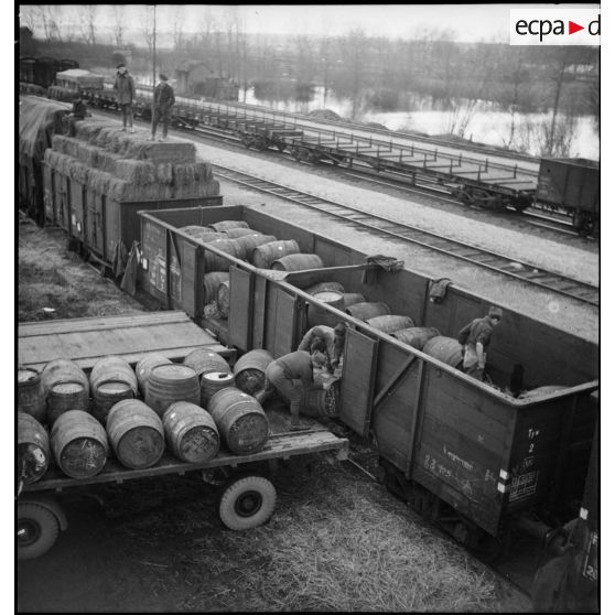 Des soldats déchargent des tonneaux de vin d'un train dans un centre de l'intendance de la 2e armée.