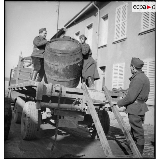 Des soldats déchargent un camion dans un centre de l'intendance de la 2e armée.