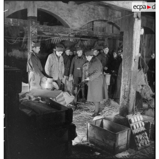 Photographie de groupe de soldats qui travaillent dans le magasin d'un centre de l'intendance de la 2e armée.