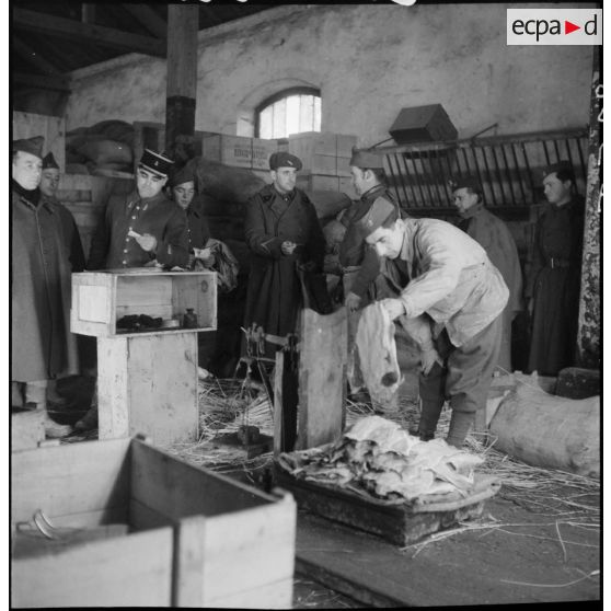 Photographie de groupe de soldats qui travaillent dans le magasin d'un centre de l'intendance de la 2e armée.