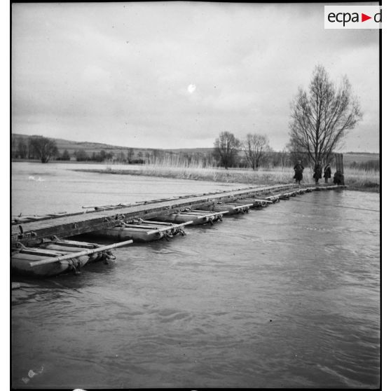 Plan général d'une passerelle flottante de la 2e armée sur la Meuse.