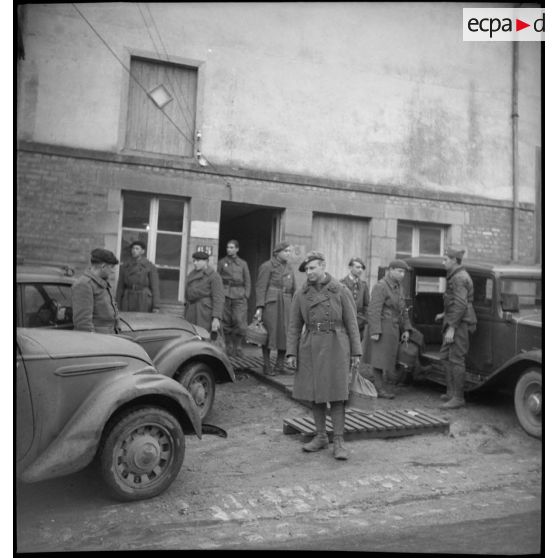 Des soldats de la 2e armée se tiennent debout à l'extérieur du centre de distribution de films du SCA.