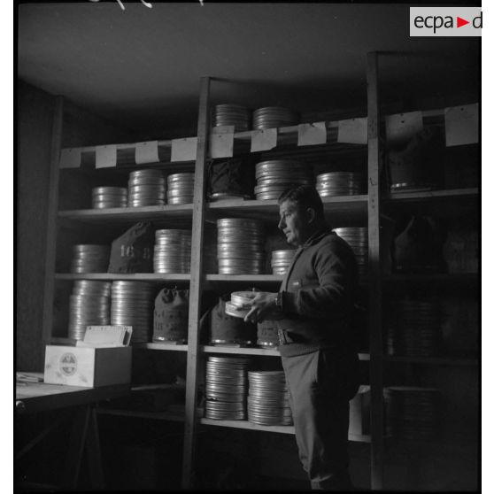 L'intérieur d'un magasin où sont stockés les films du SCA.