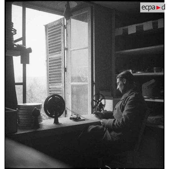 Un opérateur du SCA s'apprête à coller un film 35mm.