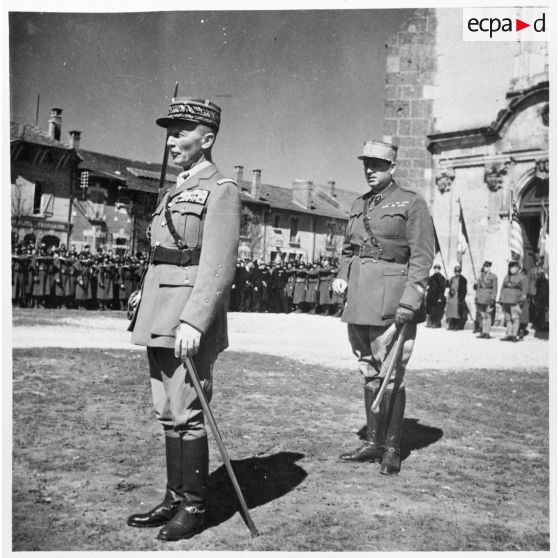 Le général d'armée Charles Huntziger, commandant de la 2e armée, préside une cérémonie.