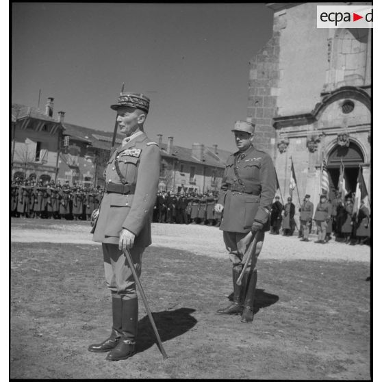 L'exécution de l'hymne nationale au cours d'une prise d'armes que préside le général d'armée Charles Huntziger, commandant la 2e armée.