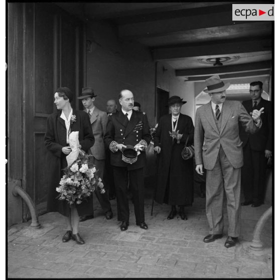 Photographie de groupe de membres du gouvernement luxembourgeois et de la grande duchesse.