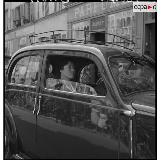 Portrait de la grande duchesse du Luxembourg à bord d'une voiture lors de son départ en exil à la frontière française dans le secteur de la 2e armée.