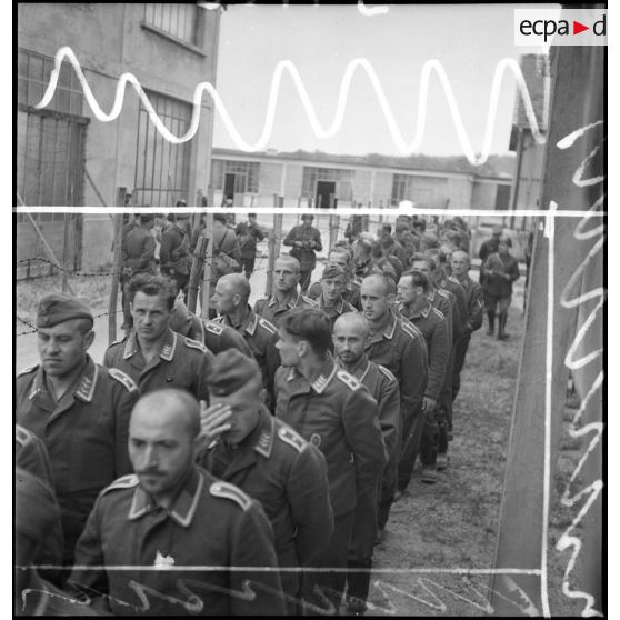 Photographie de groupe d'aviateurs allemands dans un camp de prisonniers du secteur de la 2e armée.